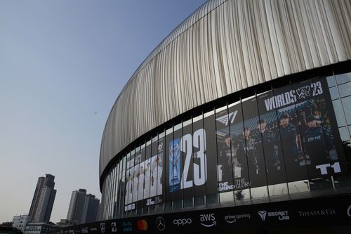 2023년 LoL 최강 팀의 영예는 누가?    (서울=연합뉴스) 김주환 기자 = 19일 2023 리그 오브 레전드(LoL) 월드 챔피언십(롤드컵) 결승전이 열린 서울 구로구 고척 스카이돔 벽면에 T1(오른쪽)과 웨이보 게이밍 선수단의 사진이 나란히 붙어 있다. 2023.11.19 jujuk@yna.co.kr