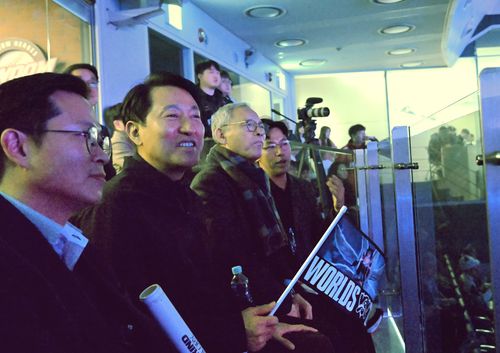 2023 롤드컵 결승전에서 국내 프로게임단 T1을 응원하는 오세훈 서울시장(서울=연합뉴스) 오세훈 서울시장이 19일 저녁 서울 구로구 고척스카이돔에서 열린 '2023 리그 오브 레전드 월드 챔피언십' 결승전을 관람하고 있다. 올해 롤드컵에는 통산 4번째 우승을 바라보는 페이커가 소속된 국내 프로게임단 'T1'과 중국의 '웨이보 게이밍'(WBG)이 결승에 진출했다. 2023.11.19 [서울시 제공. 재판매 및 DB 금지]