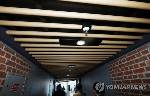 비욘드 트러스트호 천장에 설치된 사다리(인천=연합뉴스) 윤태현 기자 = 8일 오전 인천시 중구 인천항 연안여객터미널 제주행 터미널에 정박한 인천∼제주 항로 여객선 '비욘드 트러스트호' 내부 천장에 사다리가 설치돼 있다. 이 시설은 외관상 인테리어 장식으로 보이지만 긴급한 상황으로 여객선이 기울거나 뒤집히면 사다리나 손잡이로 사용할 수 있다. 2021.12.8 tomatoyoon@yna.co.kr