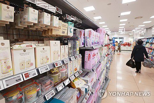 급등한 육아물가 겁나네(서울=연합뉴스) 진연수 기자 = 올해 들어 분유·기저귀·유아동복 등 대다수 육아용품 물가 상승세가 전체 소비자물가 평균을 크게 웃돈 것으로 나타났다. 13일 통계청 국가통계포털에 따르면 영유아 가구가 주로 소비하는 11개 상품·서비스 중 절반이 넘는 6개 품목의 올해 1∼10월 물가 상승률이 전체 평균(3.7%)을 웃돌았다. 1~10월 유아동복 물가는 지난해 같은 기간보다 12.1% 상승했고, 기저귓값 상승률 9.6%, 분유도 6.3% 올랐다. 사진은 이날 서울 시내 한 대형마트에 유아용품 판매코너. 2023.11.14 jin90@yna.co.kr