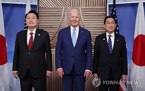 APEC 계기 샌프란시스코에서 만난 한미일 정상(샌프란시스코=연합뉴스) 임헌정 기자 = 아시아태평양경제협력체(APEC) 정상회의 참석차 미국을 방문 중인 윤석열 대통령이 16일(현지시간) 미국 샌프란시스코 모스코니센터에서 열린 한미일 정상 회동에서 조 바이든 미국 대통령, 기시다 후미오 일본 총리와 기념촬영을 하고 있다. 2023.11.17 kane@yna.co.kr