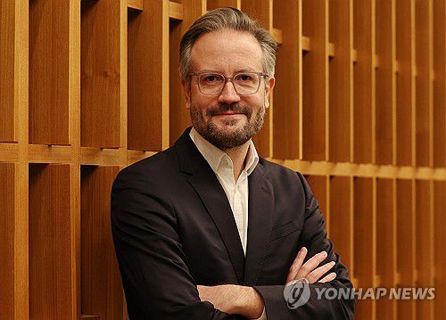 포즈 취하는 막시밀리안 메르클레 대표(서울=연합뉴스) 이재희 기자 = 막시밀리안 메르클레 베를린필 미디어 대표가 지난 17일 서울 강남구 오드포트에서 열린 인터뷰에 앞서 포즈를 취하고 있다. 2023.11.19 scape@yna.co.kr