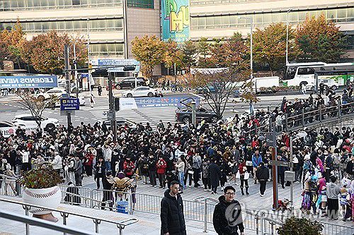 롤드컵 결승전에 달아오른 고척돔(서울=연합뉴스) '2023 리그오브레전드 월드 챔피언십' 결승전이 열린 19일 오후 서울 구로구 고척스카이돔에 경기를 관람하기 위한 시민들로 북적이고 있다. 2023.11.19 [사진공동취재단] photo@yna.co.kr