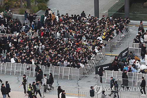 롤드컵 결승전' 거리응원 시작(서울=연합뉴스) 김성민 기자 = 리그 오브 레전드(LoL) 월드 챔피언십(롤드컵) 결승을 앞둔 19일 오후 서울 종로구 광화문광장에서 관객들이 응원을 하고 있다. 2023.11.19 ksm7976@yna.co.kr