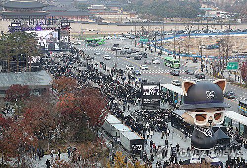 '롤드컵' 열띤 응원 펼치는 팬들(서울=연합뉴스) 김성민 기자 = 리그 오브 레전드(LoL) 월드 챔피언십(롤드컵) 결승을 앞둔 19일 오후 서울 종로구 광화문광장에서 관객들이 응원을 하고 있다. 2023.11.19 ksm7976@yna.co.kr