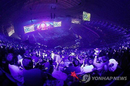 '고척돔 꽉 채운 롤드컵 응원 열기'(서울=연합뉴스) 19일 오후 서울 구로구 고척스카이돔에서 열린 2023 리그 오브 레전드(LoL) 월드 챔피언십(롤드컵) 결승전 T1과 웨이보 게이밍의 경기에서 팬들이 응원을 하고 있다. 2023.11.19 [사진공동취재단] photo@yna.co.kr