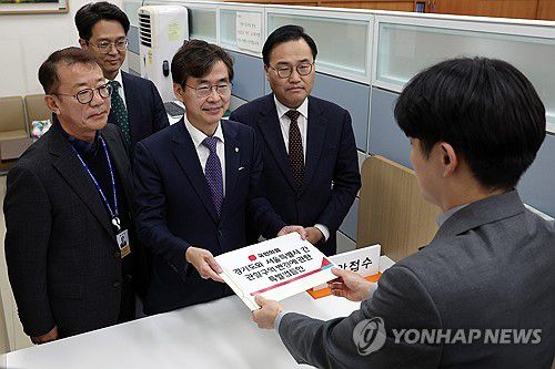 서울-김포 통합 특별법 접수하는 조경태 위원장(서울=연합뉴스) 이정훈 기자 = 국민의힘 뉴시티 프로젝트 특별위원회 조경태 위원장이 16일 오후 국회 의안과에서 경기도와 서울특별시 간 관할구역 변경에 관한 특별법률안을 접수하고 있다. 2023.11.16 [공동취재] uwg806@yna.co.kr