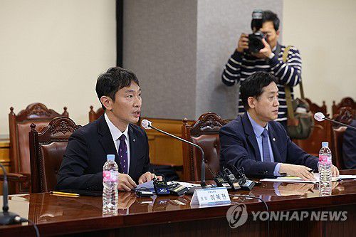 금융지주회장단 간담회서 발언하는 이복현 금감원장(서울=연합뉴스) 임화영 기자 = 이복현 금융감독원장이 20일 오후 서울 중구 은행연합회에서 열린 금융지주회장단 간담회에서 발언하고 있다. 오른쪽은 김주현 금융위원장. 2023.11.20 hwayoung7@yna.co.kr