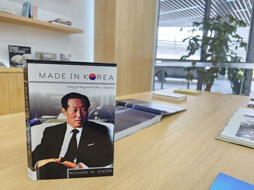 HMGICS에 전시된 고(故) 정주영 선대회장 영문 평전 [촬영 임성호]