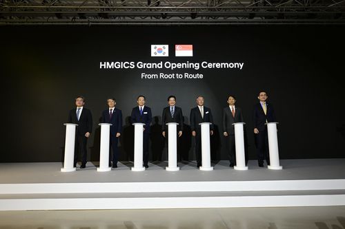 21일 열린 HMGICS 준공식왼쪽부터 장재훈 현대차 사장, 최훈 주 싱가포르 한국 대사, 픙 총 분(Png Cheong Boon) 싱가포르 경제개발청(EDB) 청장, 로렌스 웡(Lawrence Wong) 싱가포르 부총리, 정의선 현대차그룹 회장, 안덕근 산업통상자원부 통상교섭본부장, 에릭 테오(Eric Teo) 주한 싱가포르 대사 [현대차그룹 제공. 재판매 및 DB 금지]