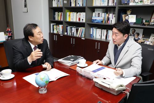 강훈식 예결위 간사에게 세종시 현안 건의하는 최민호 시장  (세종=연합뉴스) 최민호 세종시장(왼쪽)이 21일 국회를 방문, 강훈식 국회 예산결산특별위원회 간사에게 세종시 주요 현안에 대한 국비 반영을 건의하고 있다. 2023.11.21 [세종시 제공. 재판매 및 DB 금지]