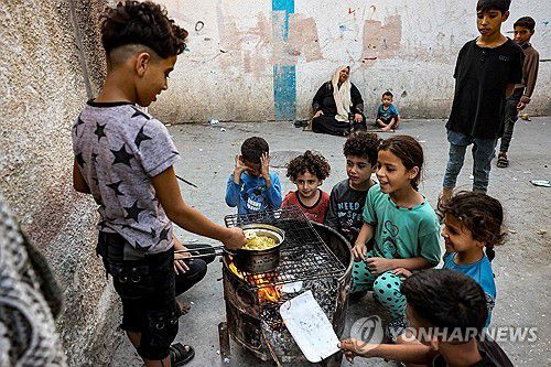 라면 끓이는 팔레스타인 어린이들[AFP 연합뉴스 자료사진]