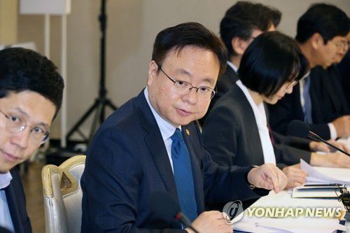 보건 의료정책심의위 참석한 조규홍 보건복지부 장관(서울=연합뉴스) 황광모 기자 = 조규홍 보건복지부 장관이 1일 오전 서울 종로구 정부서울청사에서 열린 2023년 제2차 보건 의료정책심의위원회에 참석해 발언하고 있다. 2023.11.1 hkmpooh@yna.co.kr