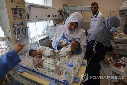 알시파 병원서 대피한 미숙아에 분유 먹이는 의료진(라파 AFP=연합뉴스) 가자지구 남부 라파에 있는 한 병원의 의료진이 19일(현지시간) 가자시티 알시파 병원에서 대피한 미숙아들에게 분유를 먹이고 있다. 가자지구 보건당국 관계자는 이날 알시파 병원의 미숙아 31명이 긴급 구조됐다고 밝혔다. 2023.11.20 besthope@yna.co.kr