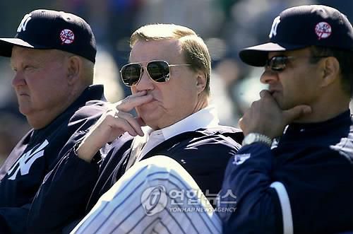 1990년대 뉴욕 양키스의 전성기를 이끈 삼인방.  왼쪽부터 돈 짐머 벤치코치, 조지 스타인브레너 구단주, 조 토리 감독 [EPA=연합뉴스. 재판매 및 DB 금지]