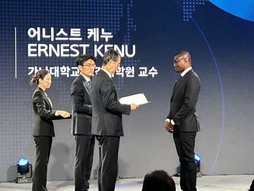 지난 21일 '개발협력의날' 기념 국제개발협력 분야 대통령 표창을 받은 케누 교수.[코이카 제공]