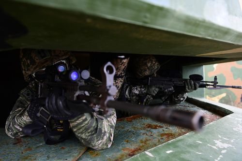 해병대 서북도서 방어훈련(서울=연합뉴스) 서북도서방위사령부는 21일부터 23일까지 서북도서 일대에서 '즉각ㆍ강력히ㆍ끝까지' 응징할 수 있는 능력과 태세를 확립하기 위한 후반기 도서방어 종합훈련을 실시했다. 훈련에 참가한 장병들이 사격 준비를 하고 있다. 2023.11.23 [해병대사령부 제공]