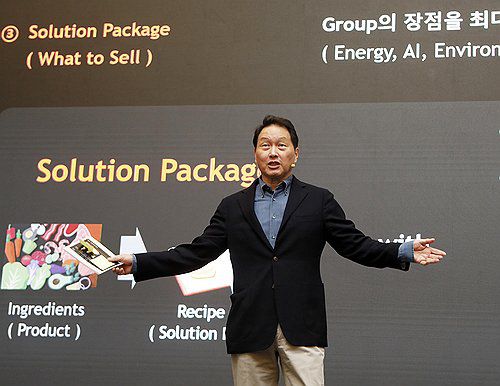 폐막 연설하는 최태원 회장(서울=연합뉴스) 최태원 SK그룹 회장이 18일(현지시간) 프랑스 파리의 한 호텔에서 열린 '2023 CEO 세미나'에서 폐막 연설을 하고 있다. 2023.10.19 [SK그룹 제공. 재판매 및 DB 금지] photo@yna.co.kr