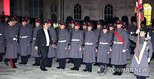 런던금융특구 시장 주최 만찬에서 의장대 사열하는 윤 대통령(런던=연합뉴스) 임헌정 기자 = 영국을 국빈 방문한 윤석열 대통령이 22일(현지시간) 런던 금융특구 길드홀에서 열린 런던금융특구 시장 주최 만찬에 도착해 의장대를 사열하고 있다. 2023.11.23 kane@yna.co.kr