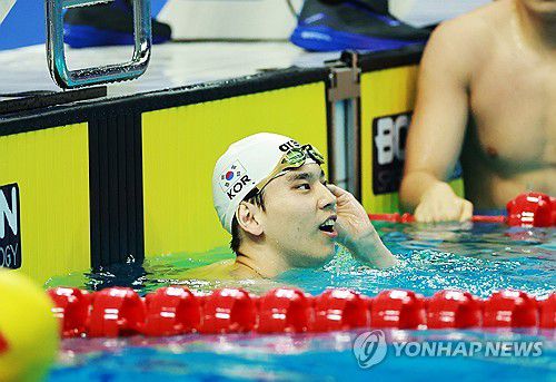 남자 배영 100ｍ 동메달 차지한 이주호(항저우=연합뉴스) 홍해인 기자 = 대한민국 이주호가 24일 중국 항저우 올림픽 스포츠센터 수영장에서 열린 항저우 아시안게임 남자 배영 100ｍ 결승에서 동메달을 획득하고 기록을 살피고 있다. 2023.9.24 hihong@yna.co.kr