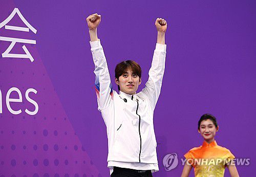 최동열 주먹 번쩍(항저우=연합뉴스) 김인철 기자 = 항저우 아시안게임 수영 남자 평영 50m에서 동메달을 획득한 최동열이 29일 중국 항저우 올림픽 스포츠센터 수영장에서 열린 메달 수여식에서 기뻐하고 있다. 2023.9.29 yatoya@yna.co.kr