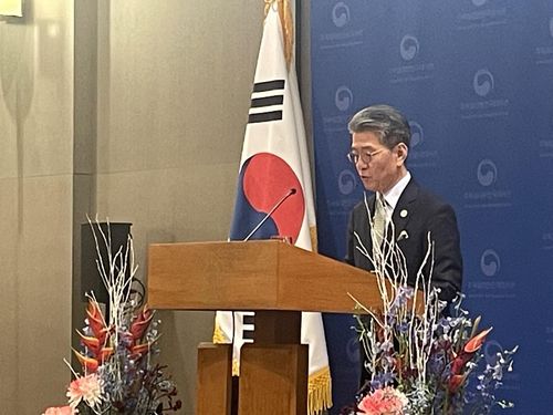 한독수교 140주년 기념 행사에서 연설하는 김홍균 주독대사(베를린=연합뉴스) 이율 특파원 = 김홍균 주독대사가 23일(현지시간) 한독수교 140주년 기념 행사에서 축사를 하고 있다. 2023.11.25