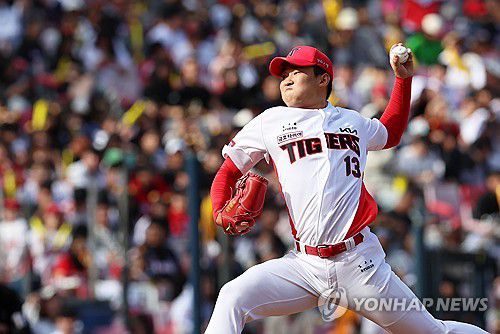 역투하는 윤영철(광주=연합뉴스) 조남수 기자 = 8일 광주기아챔피언스필드에서 열린 프로야구 삼성 라이온즈와 KIA 타이거즈의 경기에서 KIA 선발투수 윤영철이 5회에 투구하고 있다. 2023.10.8 iso64@yna.co.kr