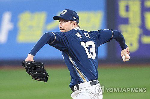 계속되는 페디 역투(수원=연합뉴스) 류영석 기자 = 30일 오후 경기도 수원케이티위즈파크에서 열린 2023 KBO 프로야구 포스트시즌 플레이오프 1차전 NC 다이노스와 kt wiz의 경기.     6회말 NC 선발 페디가 역투하고 있다. 2023.10.30 ondol@yna.co.kr