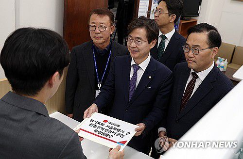 서울-김포 통합 특별법 접수하는 조경태 위원장국민의힘 뉴시티 프로젝트 특별위원회 조경태 위원장이 지난 11월 16일 오후 국회 의안과에서 경기도와 서울특별시 간 관할구역 변경에 관한 특별법률안을 접수하고 있다. [연합뉴스 자료사진]