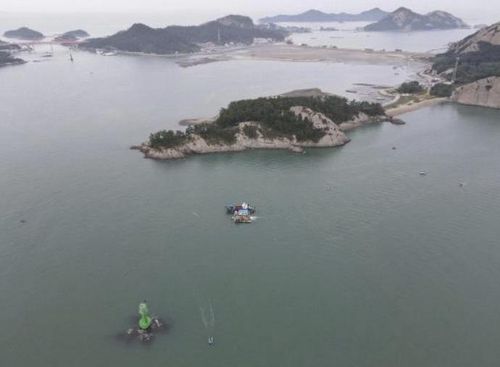 선유도 해역에서 조사 중인 발굴바지선[국립해양문화재연구소 제공. 재판매 및 DB 금지]