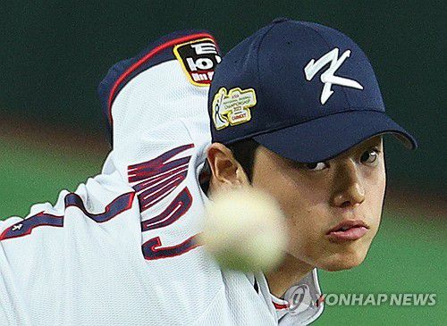 '강속구를 받아라'(도쿄=연합뉴스) 한종찬 기자 = 16일 일본 도쿄돔에서 열린 아시아프로야구챔피언십(APBC) 예선 1차전 대한민국과 호주의 경기. 선발 문동주가 역투하고 있다. 2023.11.16 saba@yna.co.kr