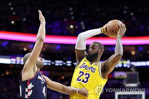 28일 필라델피아와 경기에 출전한 제임스(오른쪽)[AFP=연합뉴스]