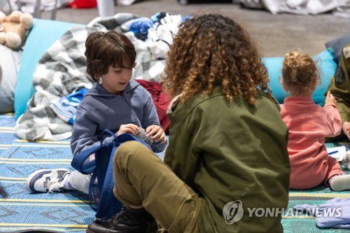 하마스의 인질 석방으로 귀환한 이스라엘 어린이팔레스타인 무장 정파 하마스에 납치됐다 풀려난 이스라엘 어린이가 지난 25일(현지시간) 이스라엘에 도착해 군인과 대화하고 있다. 하마스는 이날 가자지구에 붙잡힌 인질 중 이스라엘인 13명과 외국인 4명을 석방했고, 곧이어 이스라엘도 팔레스타인 수감자 39명을 맞교환으로 풀어줬다. [로이터 연합뉴스 자료사진(이스라엘 총리실 제공) 재배포 및 DB 금지]