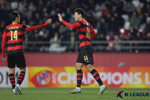 페널티킥으로 득점에 성공한 포항 이호재(오른쪽)[한국프로축구연맹 제공. 재판매 및 DB 금지]