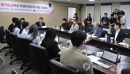 교육부-경기도교육청 학생인권조례 개정 간담회이주호 부총리 겸 교육부 장관이 지난 8월 4일 오후 서울 여의도 한국교육시설안전원에서 열린 교육부-경기도교육청 학생인권조례 개정 간담회에서 발언하고 있다. [공동취재. 연합뉴스 자료사진]