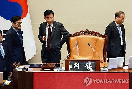 각자 자리로 향하는 여야 원내대표(서울=연합뉴스) 한종찬 기자 = 김진표 국회의장이 9일 오후 국회 본회의장에서 열린 본회의에서 윤재옥 국민의힘 원내대표, 홍익표 더불어민주당 원내대표와 대화를 마친 뒤 자리로 향하고 있다. 2023.11.9 saba@yna.co.kr