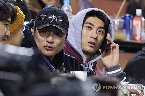 한국시리즈 관전하는 김하성과 이정후(오른쪽)[연합뉴스 자료사진]