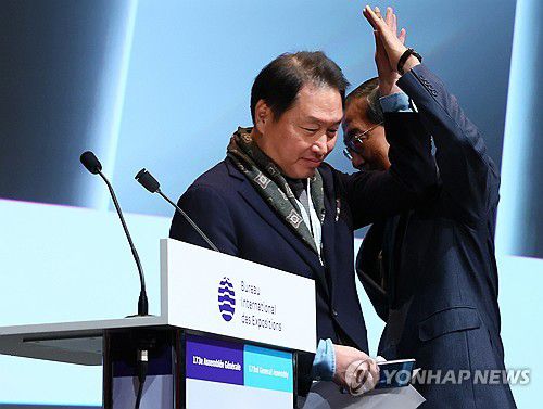 부산엑스포 유치를 위한 하이파이브(파리=연합뉴스) 황광모 기자 = 28일 오후(현지시간) 프랑스 파리 외곽 팔레 데 콩그레에서 열린 제173차 국제박람회기구(BIE) 총회 2030 세계박람회 유치 경쟁국 간 최종 프레젠테이션(PT)에서 한덕수 국무총리(오른쪽)가 발표를 위해 연단에 오르며 전 발표자인 최태원 대한상의 회장과 하이파이브하고 있다. 2023.11.28 hkmpooh@yna.co.kr