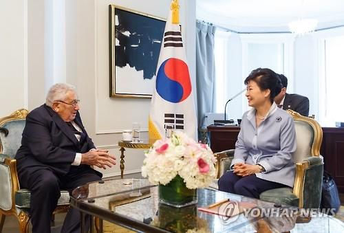 2015년 9월 뉴욕에서 키신저 전 미 국무장관과 환담하는 박근혜 당시 대통령 [연합뉴스 자료사진]