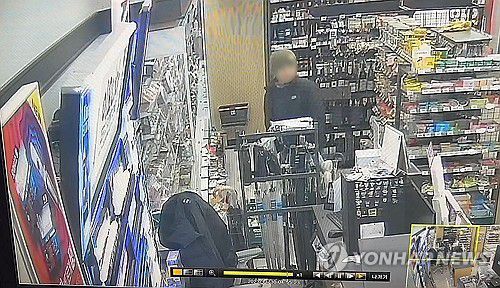 지진 느낀 경주시 편의점주(경주=연합뉴스) 윤관식 기자 = 30일 오전 4시 55분께 경북 경주시 문무대왕면에서 규모 4.0 지진이 발생했다. 화면 속 모습은 경주시 감포읍 나정리에서 편의점을 운영하는 이돌남씨가 지진 발생 당시 지진을 감지한 순간 모습이 폐쇄회로(CC)TV 화면에 찍힌 모습. 2023.11.30 psik@yna.co.kr