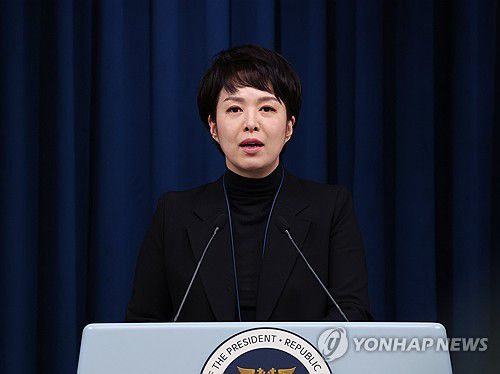 대통령실 조직개편안 발표하는 김은혜 홍보수석(서울=연합뉴스) 진성철 기자 = 김은혜 대통령실 홍보수석이 30일 서울 용산 대통령실 청사에서 정책실장직 신설 등 조직개편안에 관해 발표하고 있다. 2023.11.30 zjin@yna.co.kr