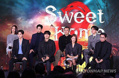 넷플릭스 '스위트홈' 시즌2 제작발표회(서울=연합뉴스) 이재희 기자 = 30일 오전 서울 성동구 에스팩토리에서 열린 넷플릭스 드라마 '스위트홈2' 제작발표회에 이응복 감독, 주연 배우 송강 등 출연진이 참석하고 있다. 2023.11.30 scape@yna.co.kr