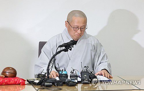 울먹이는 조계종 대변인 우봉 스님(서울=연합뉴스) 류영석 기자 = 30일 서울 한국불교역사문화기념관에서 대한불교조계종 총무원 기획실장 우봉스님이 전날 경기 안성시 죽산면 칠장사에서 화재로 입적한 자승 스님 장례와 관련한 언론 브리핑을 하던 중 입을 굳게 다물고 있다. 2023.11.30 ondol@yna.co.kr