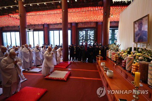 조계사 자승스님 추모 법회(서울=연합뉴스) 류영석 기자 = 30일 서울 조계사 대웅전에 마련된 자승스님 분향소에서 대한불교조계종 진우스님을 비롯한 스님들이 추모 법회를 하고 있다.     대한불교조계종 총무원장을 지냈던 자승스님은 전날 경기 안성시 죽산면 칠장사에서 화재로 입적했다. 2023.11.30 ondol@yna.co.kr