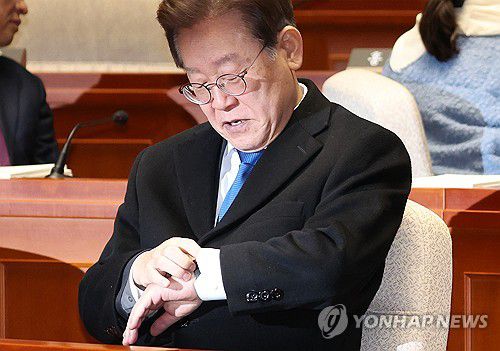 의원총회 참석한 이재명 대표(서울=연합뉴스) 신준희 기자 = 30일 국회에서 본회의 전 열린 더불어민주당 의원총회에서 이재명 대표가 시간을 확인하고 있다. 2023.11.30 hama@yna.co.kr