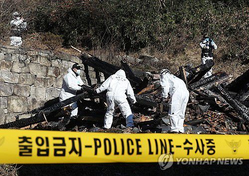 '자승스님 입적' 칠장사 화재 현장 합동감식(안성=연합뉴스) 홍기원 기자 = 30일 오전 경기도 안성시 칠장사 요사채 화재 현장에서 경찰과 소방 등 관계자들이 화재 원인을 찾기 위한 합동 감식을 하고 있다.     이 화재로 조계종 총무원장을 지낸 자승스님이 입적했다. 2023.11.30 [공동취재] xanadu@yna.co.kr