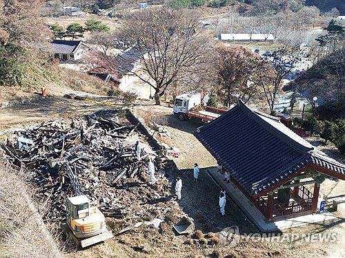 안성 칠장사 화재…현장 감식하는 국가과학수사관들(안성=연합뉴스) 홍기원 기자 = 지난 29일 경기 안성시 칠장사 내 스님이 머무는 숙소인 요사채에 발생한 화재로 대한불교조계종 전 총무원장 자승스님이 입적한 사고가 발생한 가운데 30일 오전 국가과학수사관들이 현장 감식을 하고 있다. 2023.11.30 [공동취재] xanadu@yna.co.kr