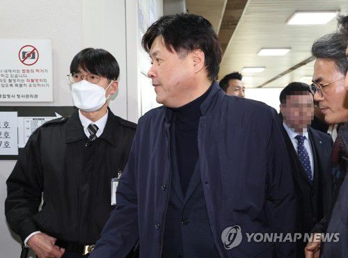 김용 전 부원장, 선고공판 출석(서울=연합뉴스) 김주성 기자 = 대장동 민간업자들에게서 불법 정치자금과 뇌물을 받은 혐의로 기소된 김용 전 민주연구원 부원장이 30일 오후 서울 서초구 서울중앙지법에서 열린 1심 선고 공판에 출석하고 있다. 2023.11.30 utzza@yna.co.kr