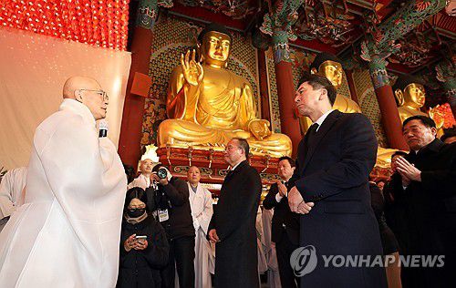 김기현 국민의힘 대표에게 얘기하는 조계종 총무원장(서울=연합뉴스) 배재만 기자 = 조계종 총무원장 진우 스님이 1일 오전 서울 종로구 조계사 대웅전에 마련된 자승스님 분향소에서 분향을 마친 국민의힘 김기현 대표, 윤재옥 원내대표 등 의원들에게 인사말을 하고 있다. 2023.12.1 scoop@yna.co.kr