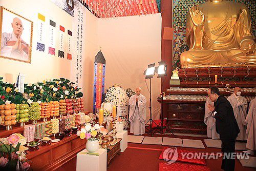 자승 스님 분향소 조문하는 추경호 부총리(서울=연합뉴스) 배재만 기자 = 추경호 부총리 겸 기획재정부 장관이 1일 오전 서울 종로구 조계사 대웅전에 마련된 자승스님 분향소를 방문해 조문하고 있다. 2023.12.1 [조계종 제공. 재판매 및 DB 금지] photo@yna.co.kr